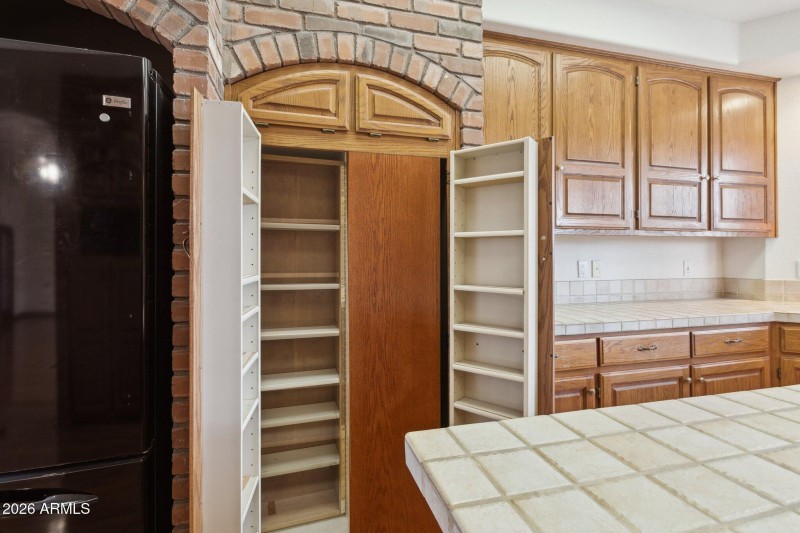 16-web-or-mls-7002-w-surrey-ave