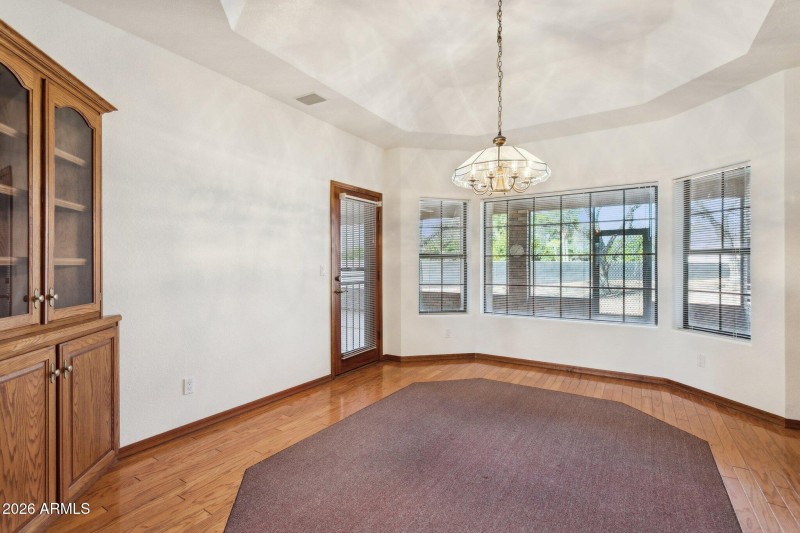 23-web-or-mls-7002-w-surrey-ave