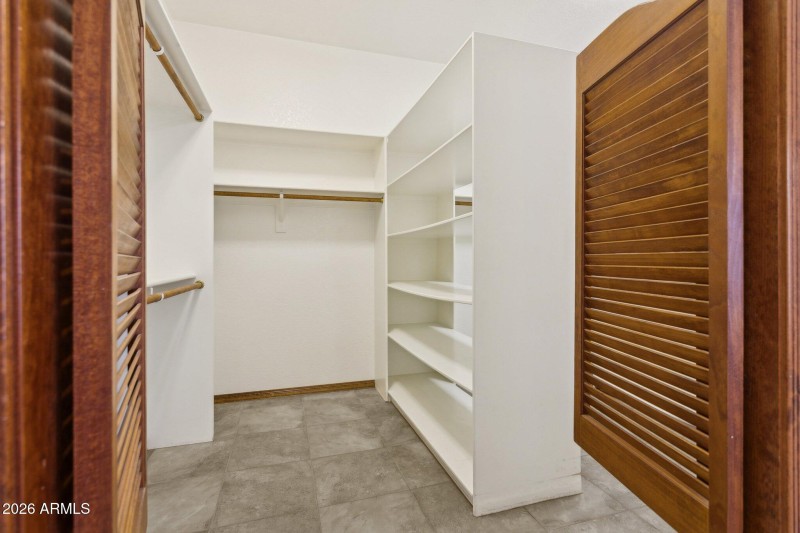 38-web-or-mls-7002-w-surrey-ave