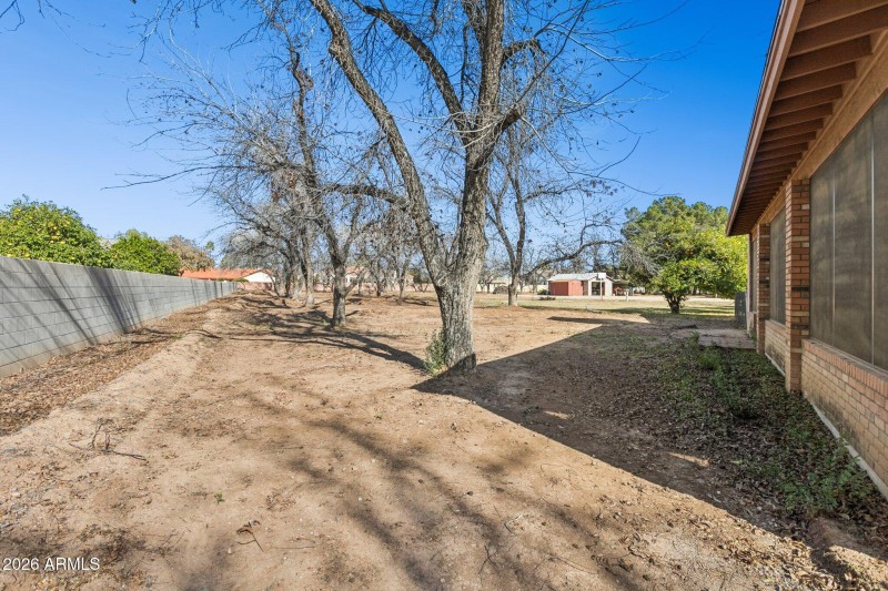 49-web-or-mls-7002-w-surrey-ave