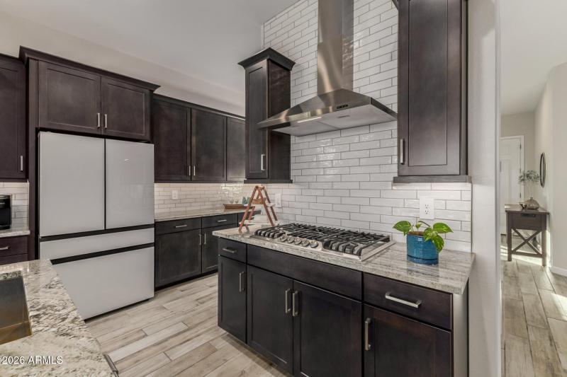 4.7 Kitchen close up right