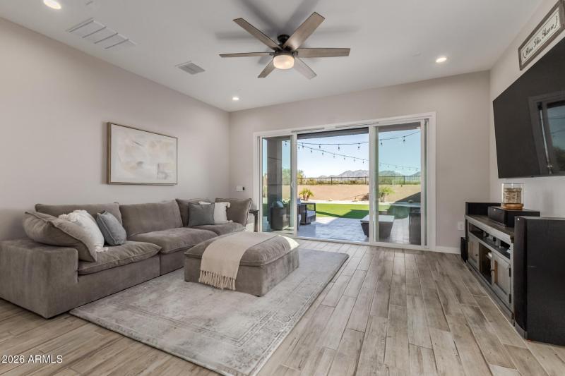 6 Family room right 2