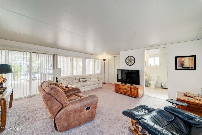 Spacious Arizona room