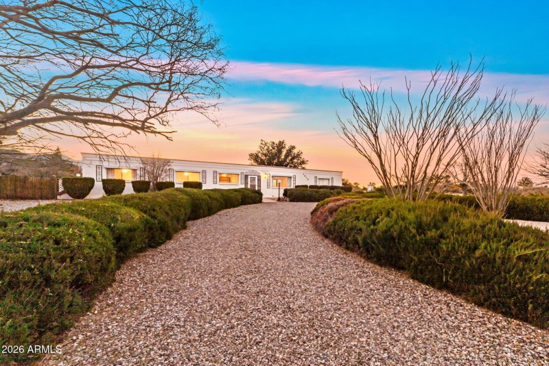 Street view/Driveway