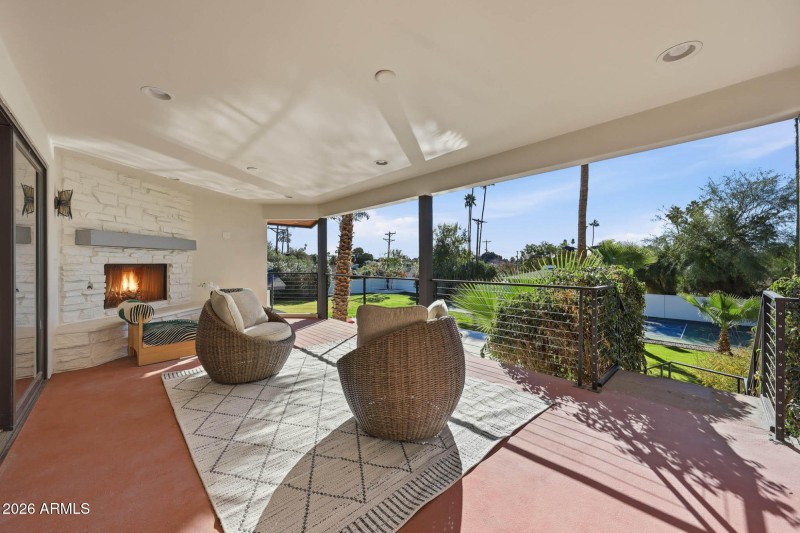 Guest Lania & Fireplace