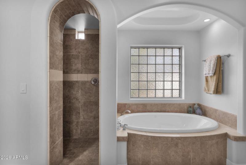 21102 Pummelos - 30Primary Tub Shower