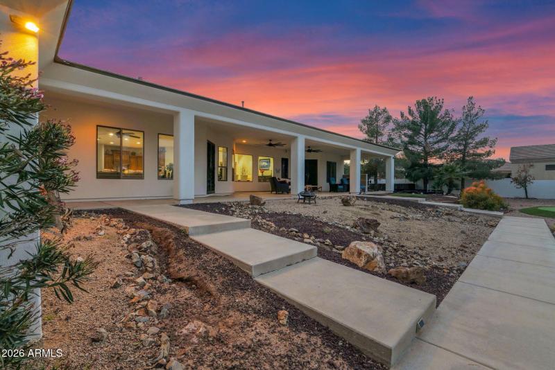 21102 Pummelos - 60Backyard Twilight