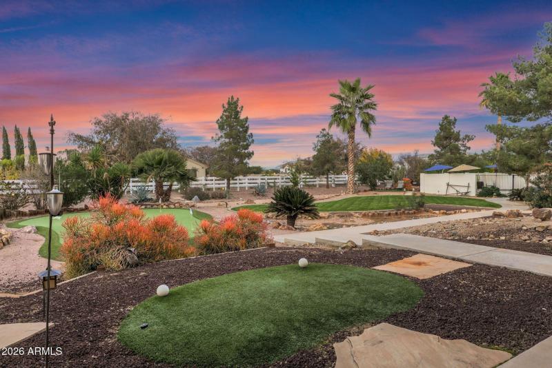 21102 Pummelos - 64Backyard Twilight