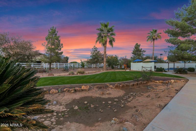 21102 Pummelos - 66Backyard Twilight