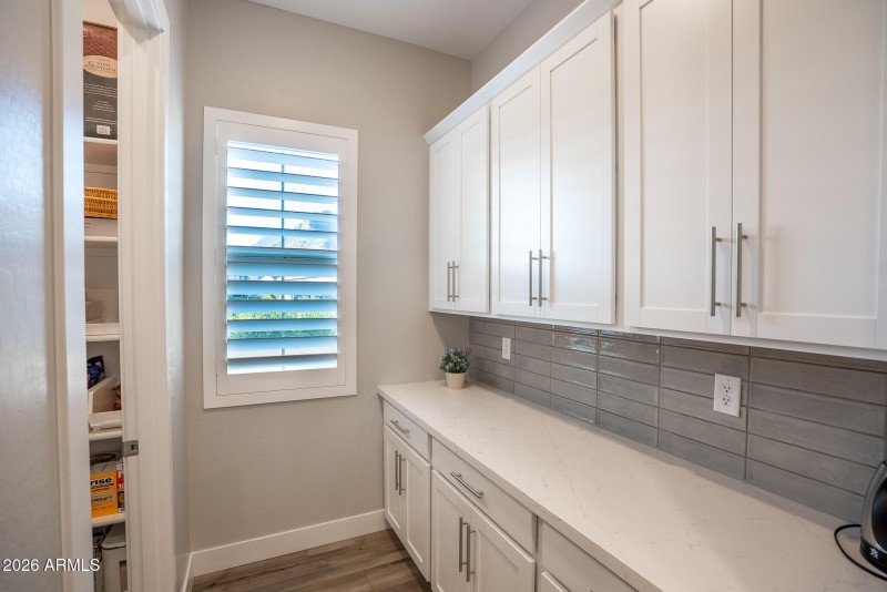 breakfast bar/kitchen nook