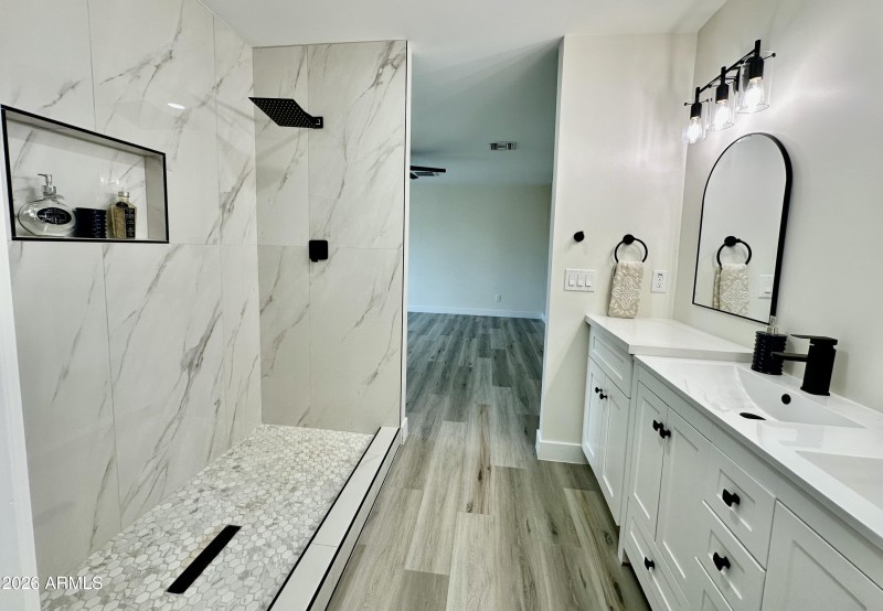 MASTER SUITH BATHDROOM