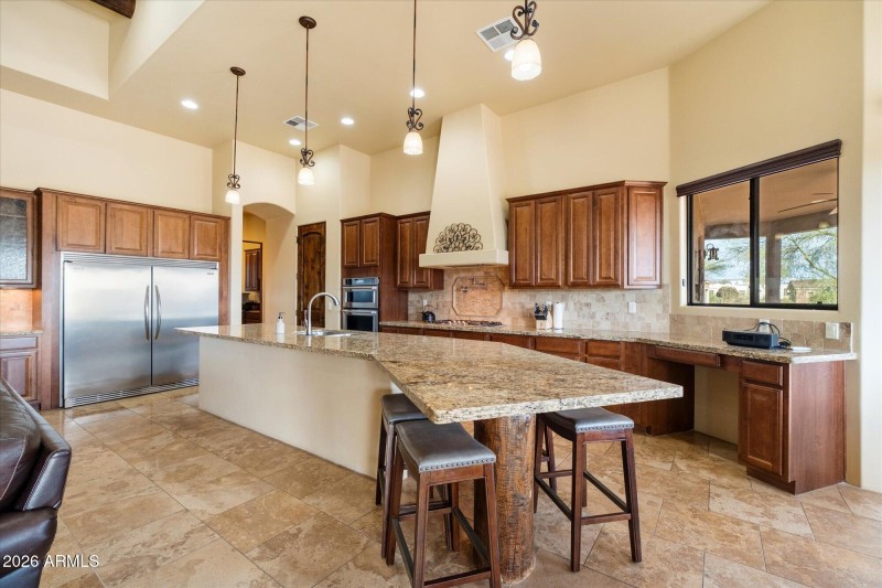 Modern Kitchen w/ Breakfast Bar