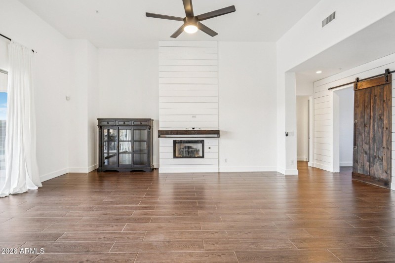 8-web-or-mls-E Mark Ln-S2301-008