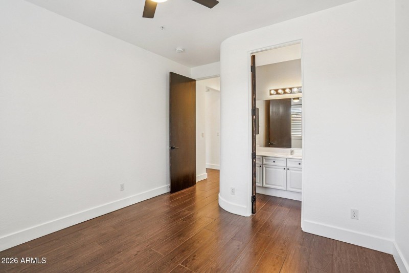 31-web-or-mls-E Mark Ln-S2301-031