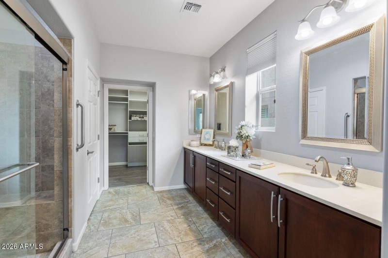 16375 W Whitton Ave Prim Bath to closet