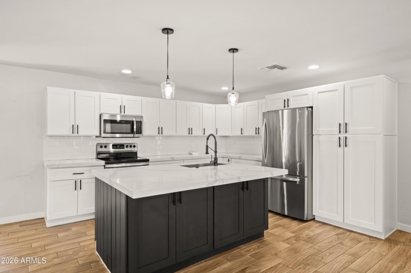 006_Spacious Kitchen