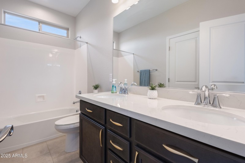 Upstairs onsuite bathroom