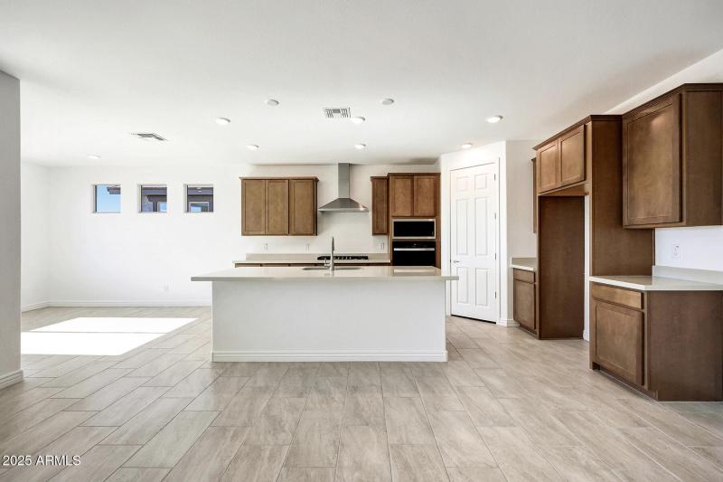 PHX_Miravida_Lot 1157_Dove_14813_kitchen