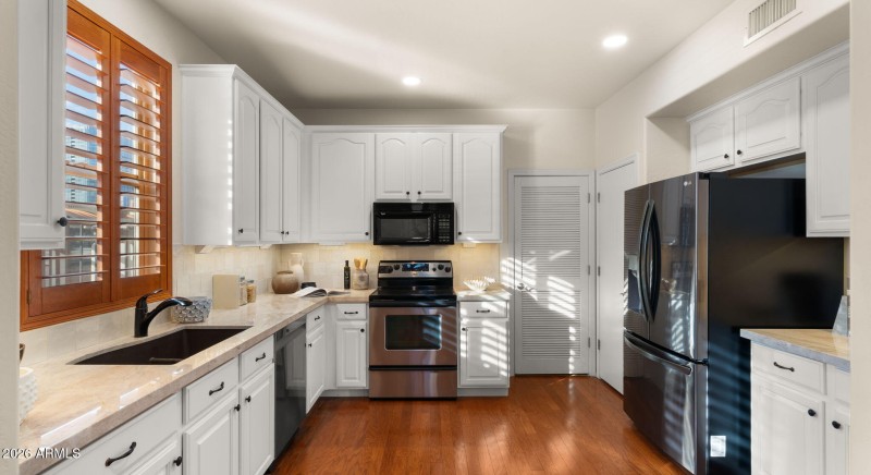 15-web-or-mls-Kitchen2