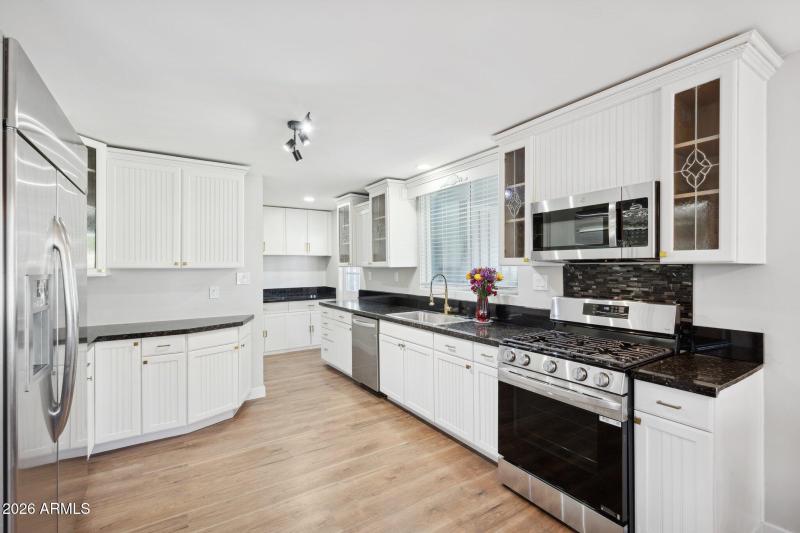 10-web-or-mls-5122-n-13th-ave