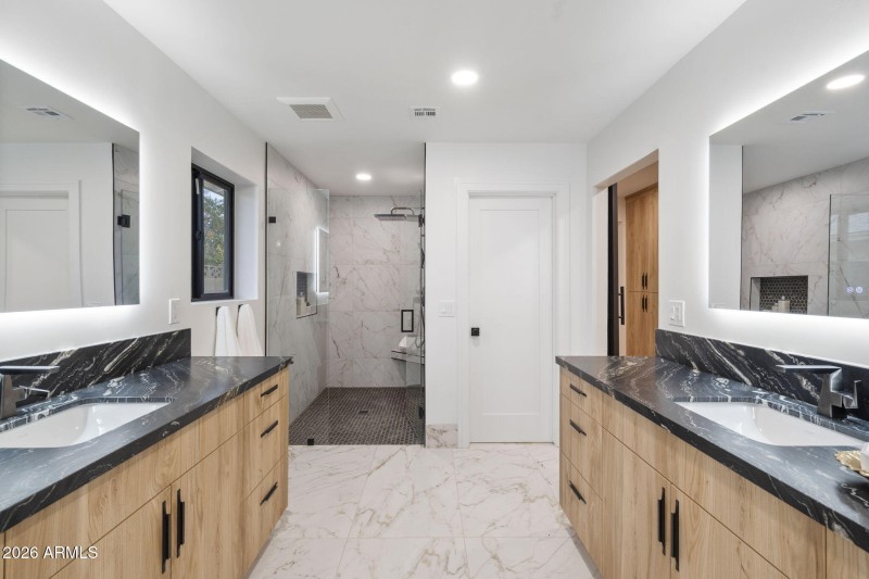 Dual vanities in primary bath