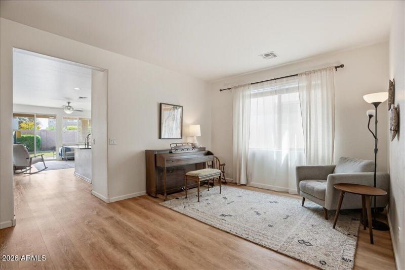 04-3537 E Constitution Dr_RedHogMedia