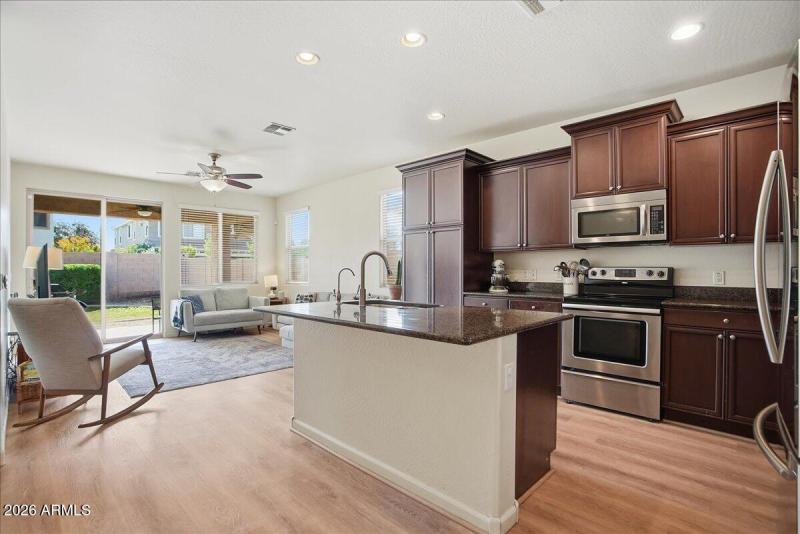 08-3537 E Constitution Dr_RedHogMedia