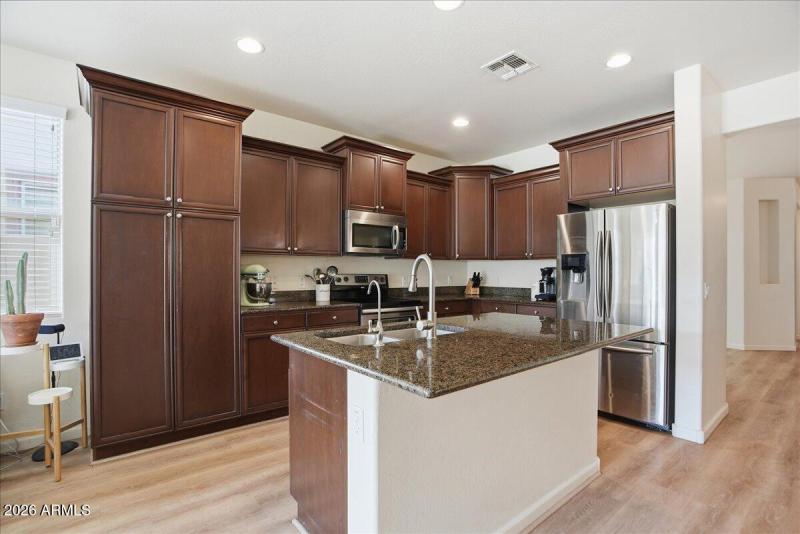 09-3537 E Constitution Dr_RedHogMedia