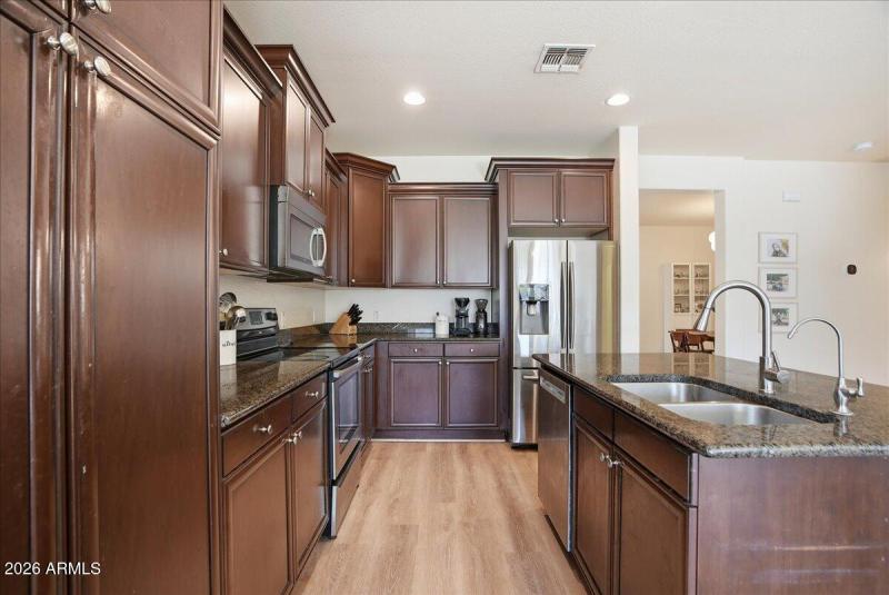 10-3537 E Constitution Dr_RedHogMedia