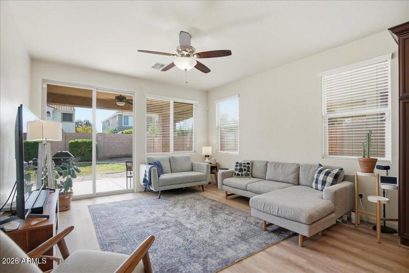 14-3537 E Constitution Dr_RedHogMedia