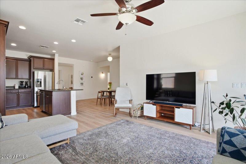 15-3537 E Constitution Dr_RedHogMedia