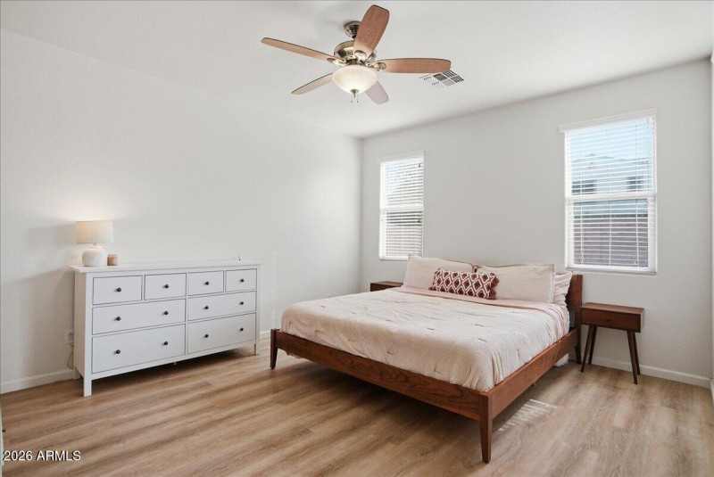 16-3537 E Constitution Dr_RedHogMedia