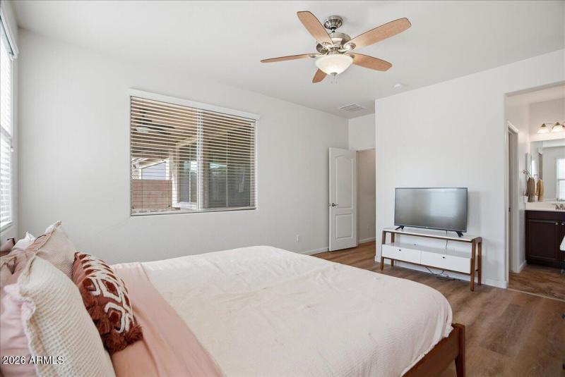 17-3537 E Constitution Dr_RedHogMedia