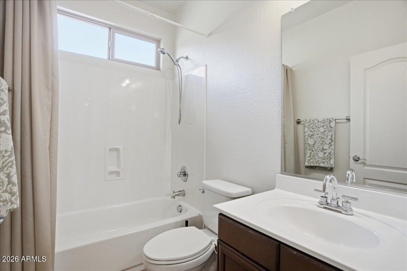 23-3537 E Constitution Dr_RedHogMedia