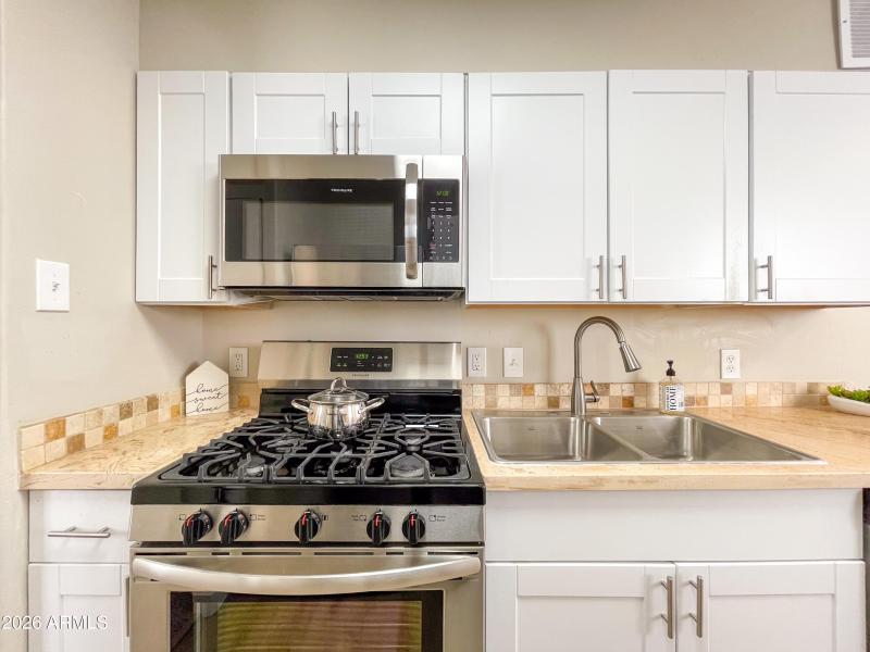 Kitchen Stove / Sink