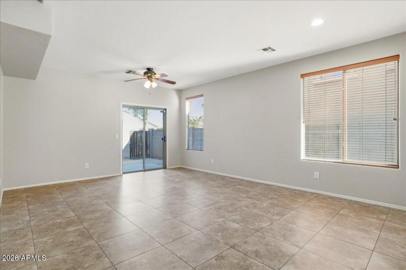 10-1915 E Oxford Ln_RedHogMedia