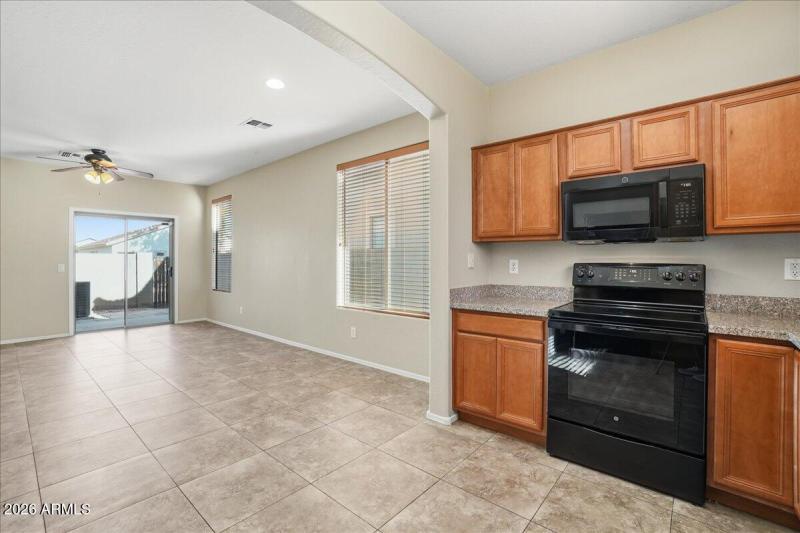 16-1915 E Oxford Ln_RedHogMedia