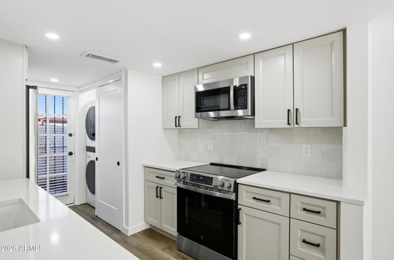 Kitchen w/ updated appliances