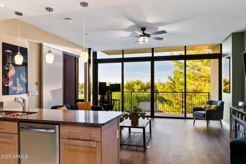 011__208 W Portland St UNIT360