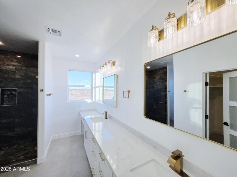 Master Bathroom w. his & her Lavatory