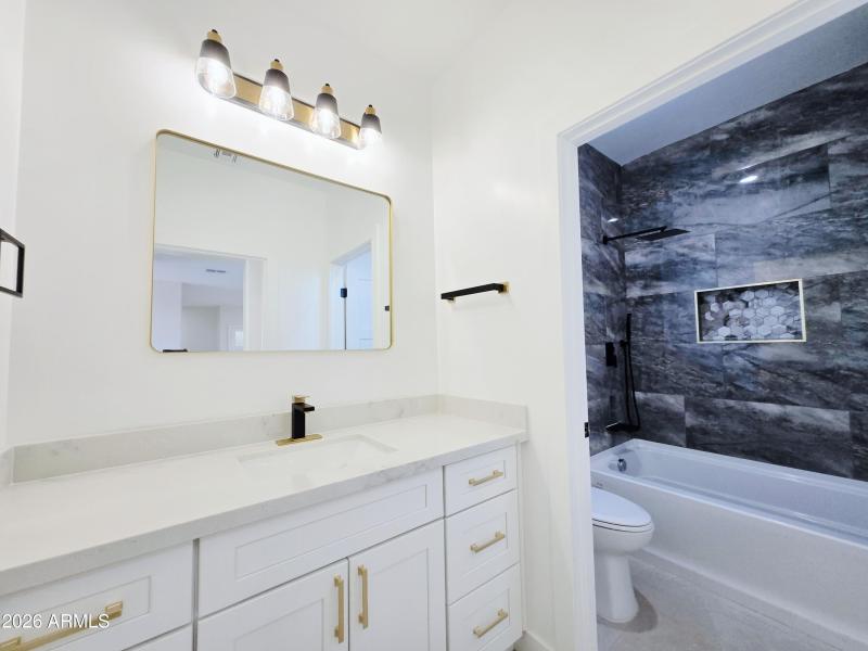 Bedroom Bathroom w. seperate Vanity Area