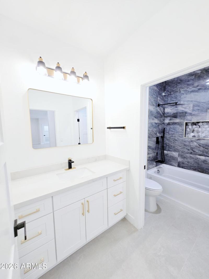 Bedroom Bathroom w. seperate Vanity Area