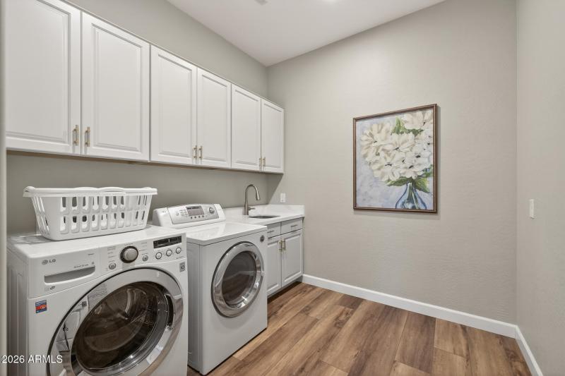 33)LAUNDRY ROOM