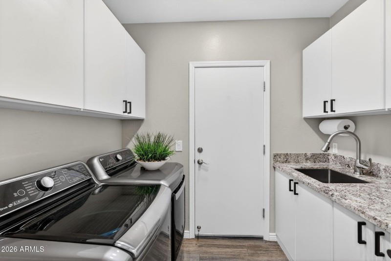 027_93-web-or-mls-42-_e_butherus_dr_208