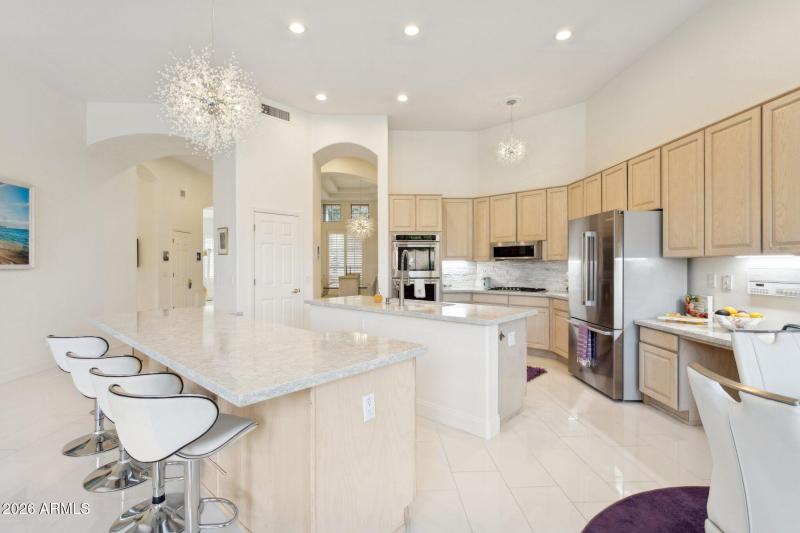 Breakfast Bar + SS Appliances