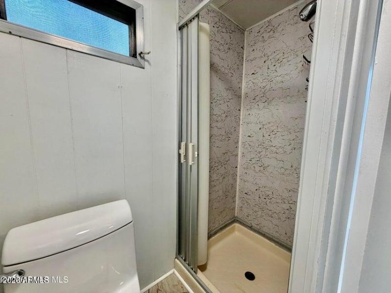 Bedroom 2 Shwr:toilet