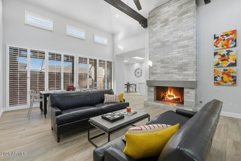 Stunning family room w/gas fireplace