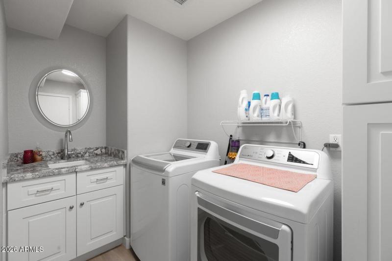 15803 W Windsor Laundry