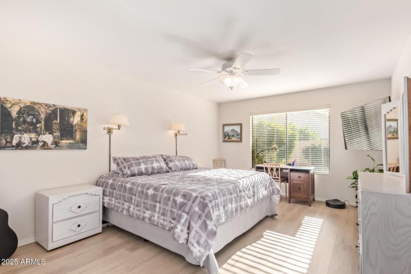 King-sized main bedroom