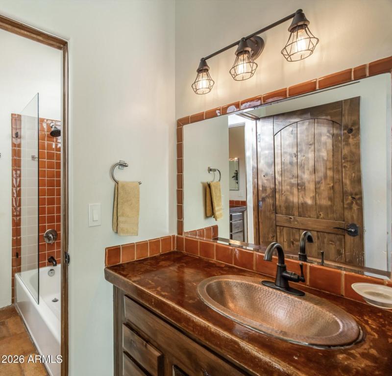 bathroom (jack & jill)